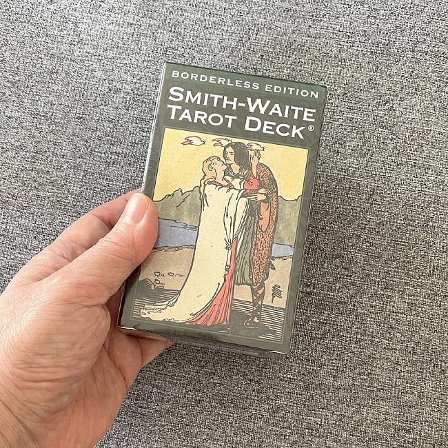 スミス・ウェイトタロットデッキ ボーダレス - Smith-Waite Tarot Deck Borderless 7 - 箱を手に持ってみました。箱を持った手は、付け根から中指の先まで約15cmです

