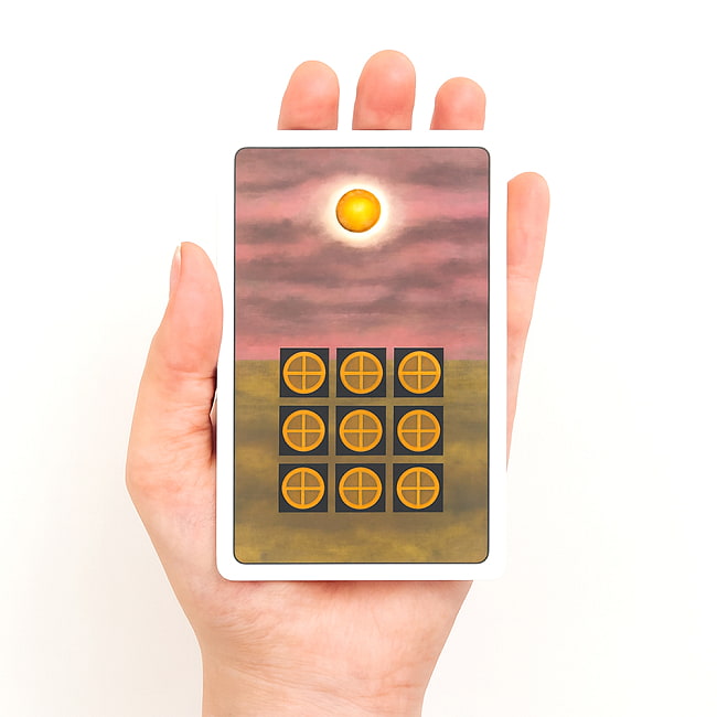 ユングタロットデッキ - The Jungian Tarot Deck 4 - カードを手に持ってみました。カードを持った手は、付け根から中指の先まで約15cmです