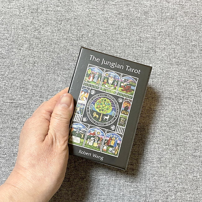 ユングタロットデッキ - The Jungian Tarot Deck 5 - 箱を手に持ってみました。箱を持った手は、付け根から中指の先まで約15cmです