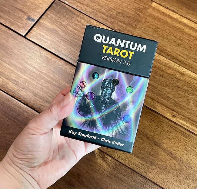 クォンタムタロット−QUANTUM TAROT 5 - 大きさの比較のためにパッケージを手にとってみました