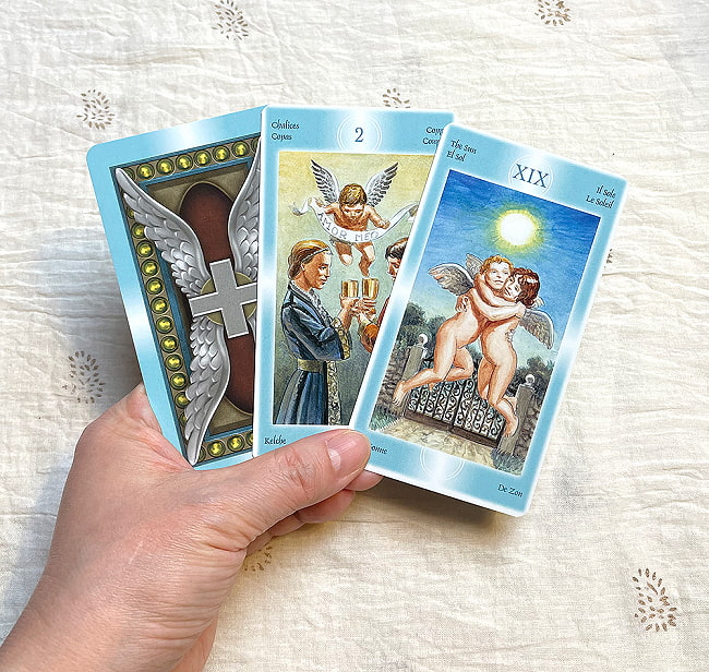 天使のタロットカード - Angel tarot card 3 - カードの大きさはこのくらい。カードを持っている手は、手の付け根から中指の先までで約17cmです。