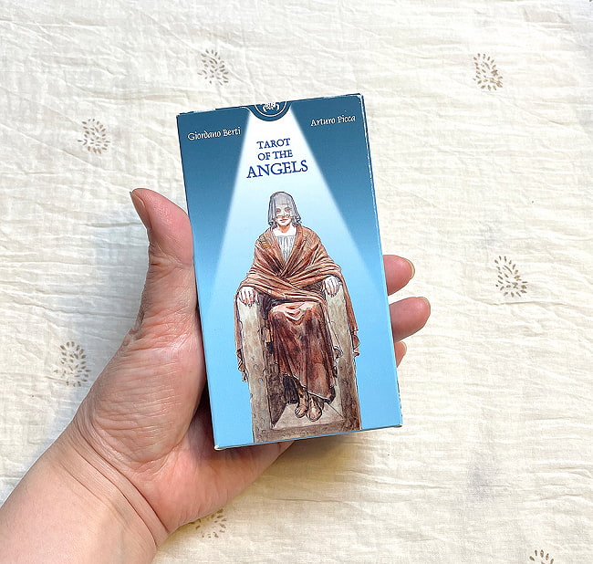 天使のタロットカード - Angel tarot card 4 - 外箱の大きさはこのくらい。箱を持っている手は、手の付け根から中指の先までで約17cmです。