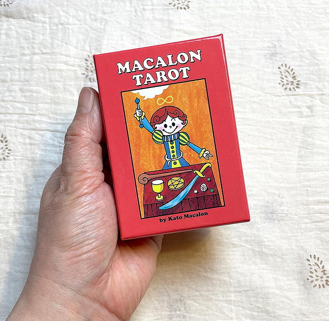マカロンタロット Ver.3 - Macaron Tarot Ver.3 4 - 外箱の大きさはこのくらい。箱を持っている手は、手の付け根から中指の先までで約17cmです。