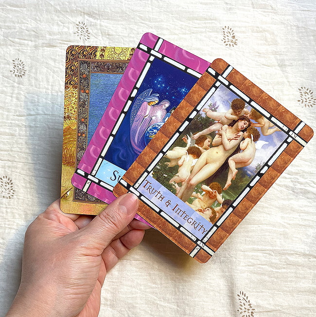 エンジェルオラクルカード - Angel Oracle Card 4 - カードの大きさはこのくらい。カードを持っている手は、手の付け根から中指の先までで約17cmです。