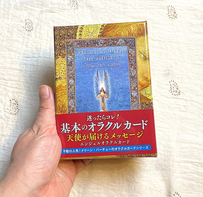 エンジェルオラクルカード - Angel Oracle Card 5 - 外箱の大きさはこのくらい。箱を持っている手は、手の付け根から中指の先までで約17cmです。