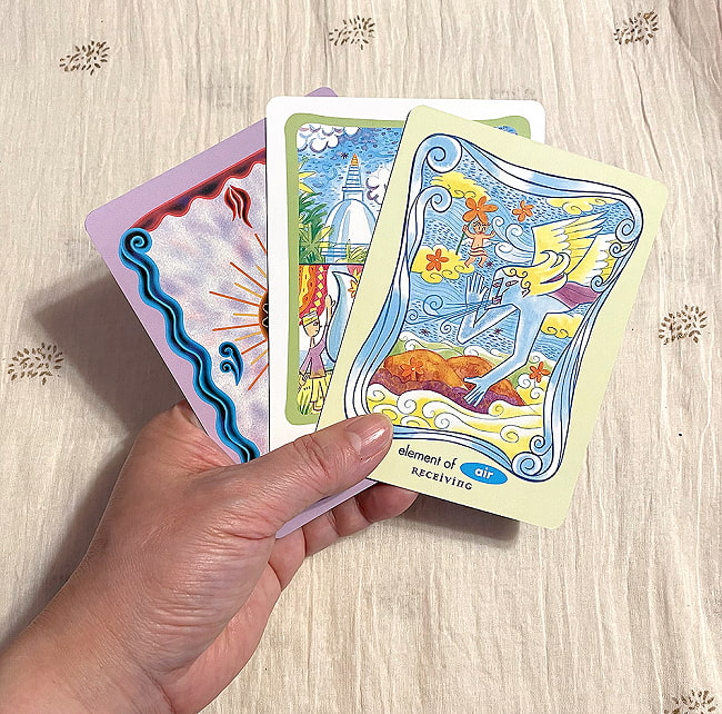 セイクリッド・アロマカード - Sacred Aroma Card 4 - カードの大きさはこのくらい。カードを持っている手は、手の付け根から中指の先までで約17cmです。
