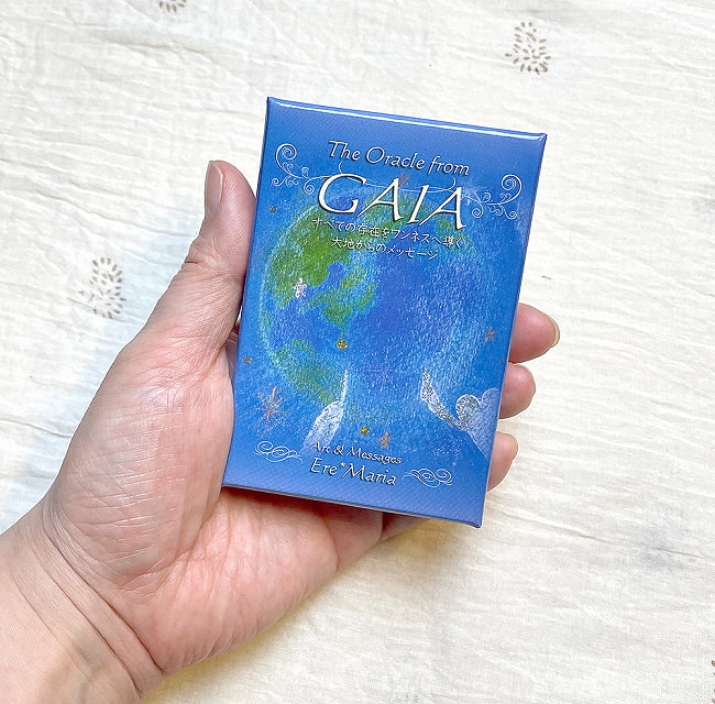 ガイアオラクルカード - Gaia Oracle Card 5 - 外箱の大きさはこのくらい。箱を持っている手は、手の付け根から中指の先までで約17cmです。