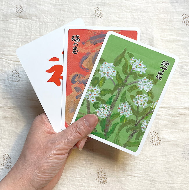 四季みくじ - Four seasons fortune 4 - カードの大きさはこのくらい。カードを持っている手は、手の付け根から中指の先までで約17cmです。