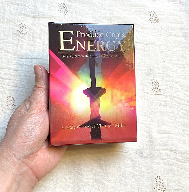 エナジープロデュースカード【新装版】 - Energy Produce Card [New Edition] 5 - 外箱の大きさはこのくらい。箱を持っている手は、手の付け根から中指の先までで約17cmです。