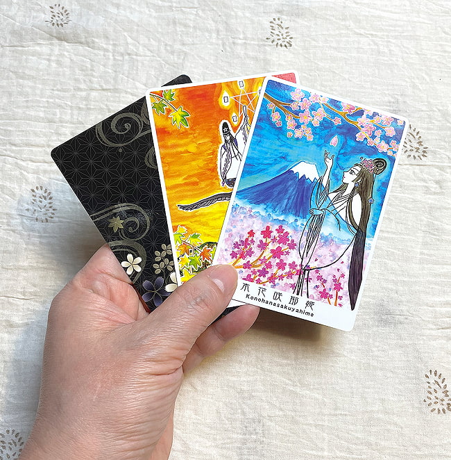 円結びカード - Yen knot 5 - カードの大きさはこのくらい。カードを持っている手は、手の付け根から中指の先までで約17cmです。