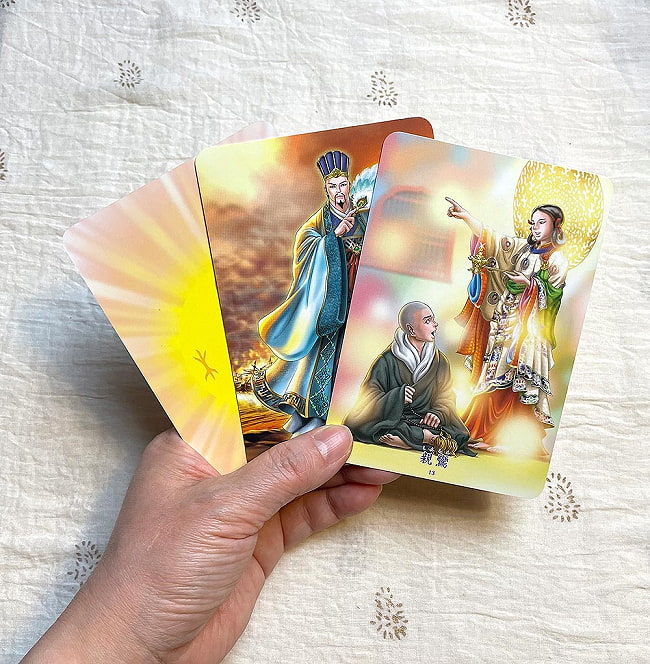 東洋の聖人カード - Oriental saint card 5 - カードの大きさはこのくらい。カードを持っている手は、手の付け根から中指の先までで約17cmです。