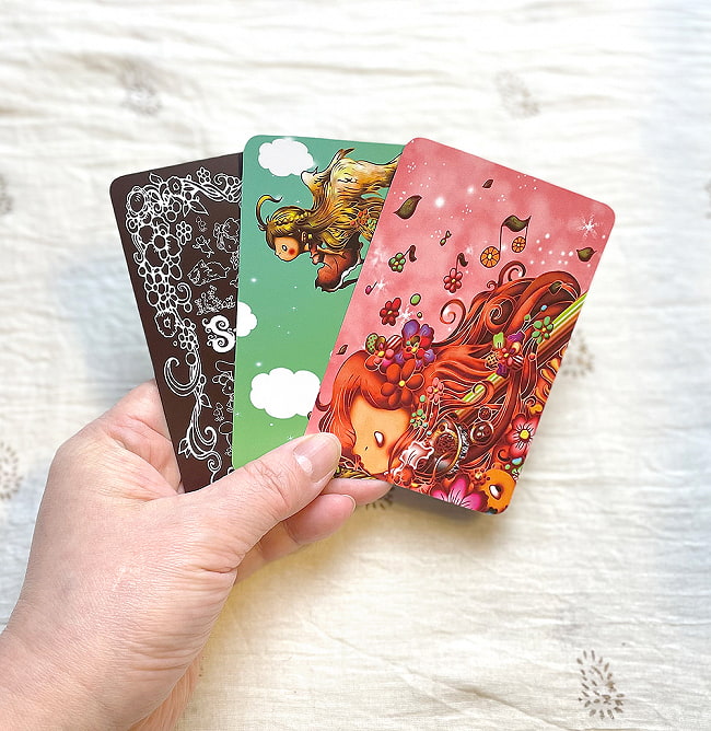 Story’s 童話オラクル  - Story ’s ~ Fairy Tale Oracle ~ 5 - カードの大きさはこのくらい。カードを持っている手は、手の付け根から中指の先までで約17cmです。
