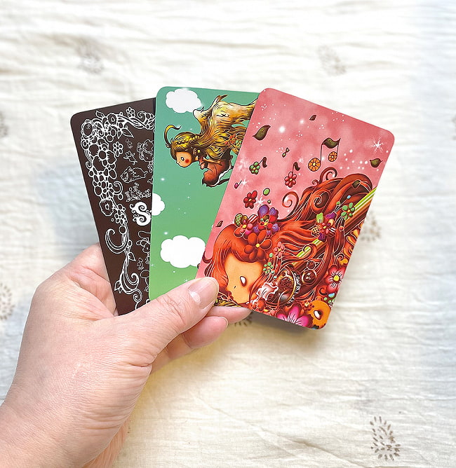 Story’s 童話オラクル - Story ’s ~ Fairy Tale Oracle ~ 5 - カードの大きさはこのくらい。カードを持っている手は、手の付け根から中指の先までで約17cmです。