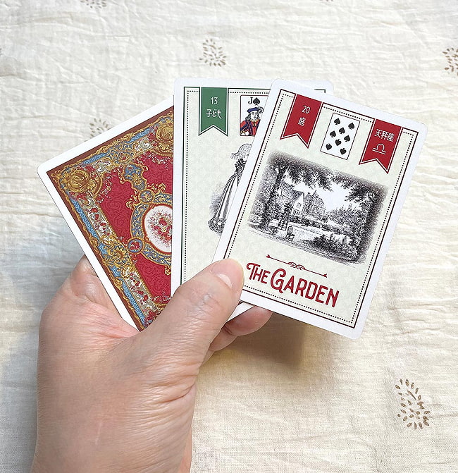 エレメンツルノルマンカード - Elements Le Norman Card 4 - カードの大きさはこのくらい。カードを持っている手は、手の付け根から中指の先までで約17cmです。