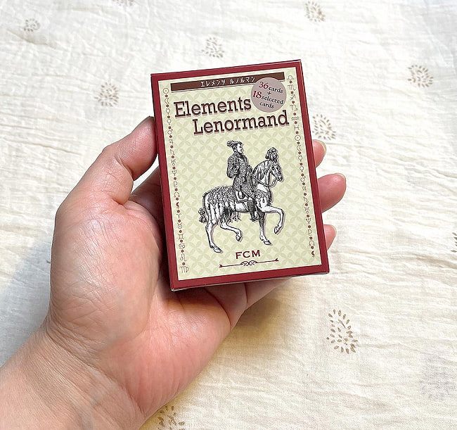エレメンツルノルマンカード - Elements Le Norman Card 5 - 外箱の大きさはこのくらい。箱を持っている手は、手の付け根から中指の先までで約17cmです。