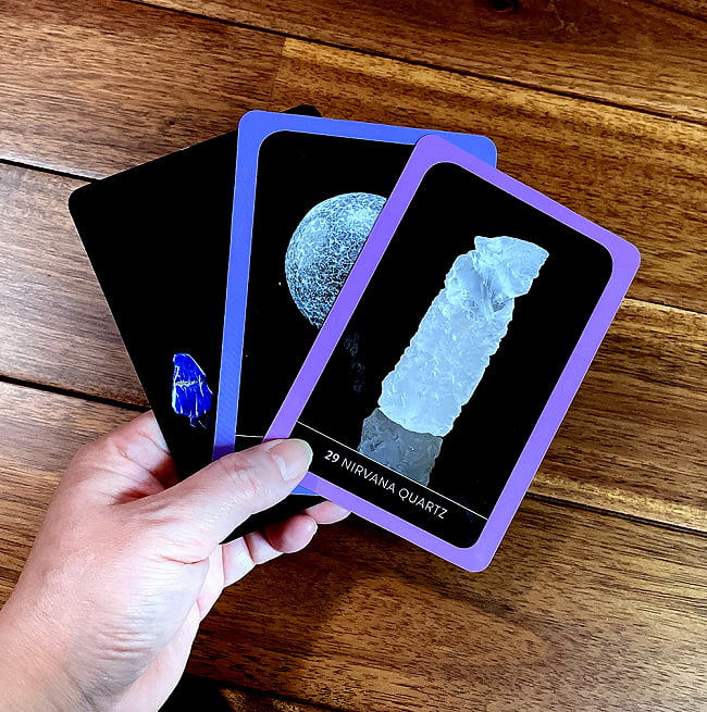 クリスタルウィズダムオラクルカード−THE CRYSTAL WISDOM HEALING ORACLE 4 - カードの大きさはこのくらい。カードを持っている手は、手の付け根から中指の先までで約17cmです。