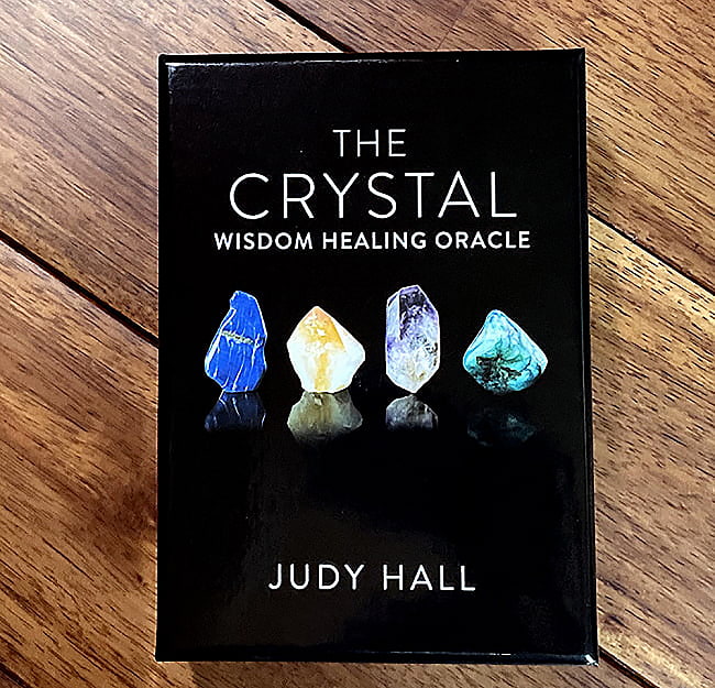 クリスタルウィズダムオラクルカード−THE CRYSTAL WISDOM HEALING ORACLE 6 - パッケージ外観。クリスタルが映える黒箱です。
