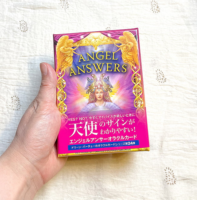 エンジェルアンサーオラクルカード - Angel Answer Oracle Card 5 - 外箱の大きさはこのくらい。箱を持っている手は、手の付け根から中指の先までで約17cmです。