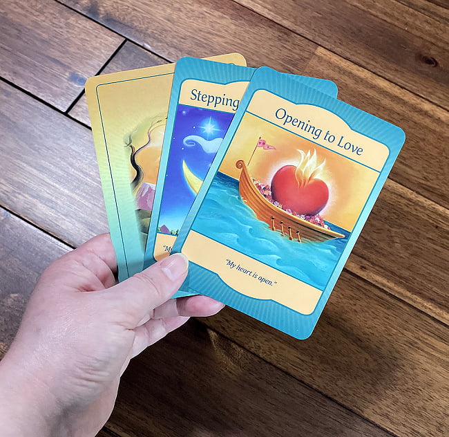 ゲートウェイオラクルカード＜新装版＞− GATEWAY  ORACLE CARDS 4 - カードの大きさはこのくらい。カードを持っている手は、手の付け根から中指の先までで約17cmです。

