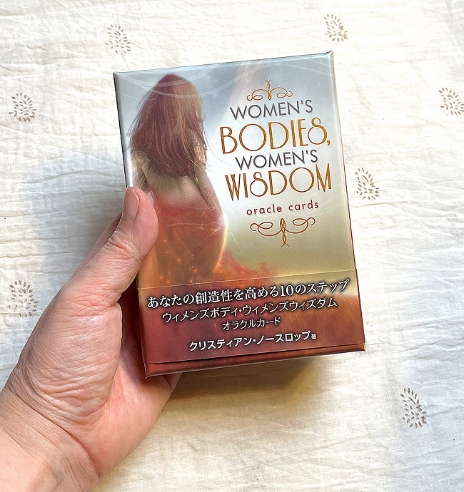 ｳｨﾒﾝｽﾞﾎﾞﾃﾞｨ・ｳｨﾒﾝｽﾞｳｨｽﾞﾀﾞﾑｵﾗｸﾙｶｰﾄﾞ− WOMENS BODIES WOMENS WISDOM ORACLE CARDS 5 - 外箱の大きさはこのくらい。箱を持っている手は、手の付け根から中指の先までで約17cmです。