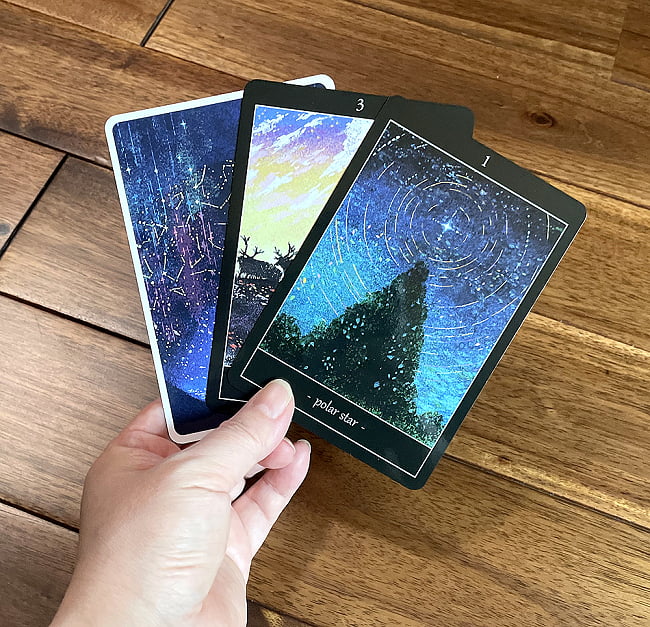 オーロラタロット−AURORA TAROT 3 - カードの大きさはこのくらいです