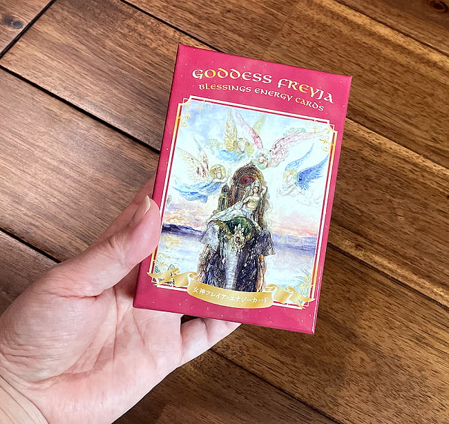 女神フレイア・エナジーカード − GODDESS FREYJA BLESSINGS ENERGY CARDS 4 - 大きさの比較のためにパッケージを手にとってみました