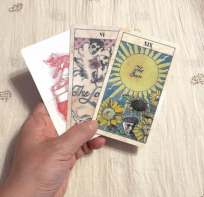 スピリチュアルタロット - Spiritual Tarot 22 Awareness Cards that open the door to your heart 4 - カードの大きさはこのくらい。カードを持っている手は、手の付け根から中指の先までで約17cmです。
