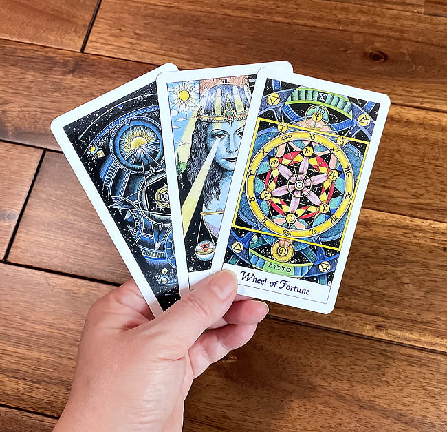 コスミック・タロット − Cosmic Tarot 4 - カードの大きさはこのくらい。カードを持っている手は、手の付け根から中指の先までで約17cmです。
