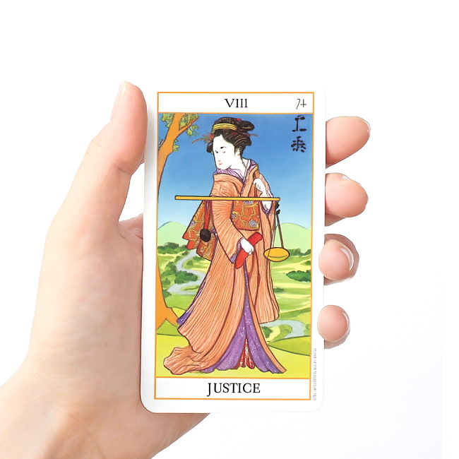 浮世絵タロット - Ukiyo Tarot 4 - カードを手に持ってみました。カードを持った手は、付け根から中指の先まで約15cmです
