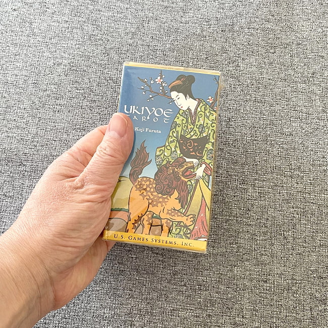 浮世絵タロット - Ukiyo Tarot 5 - 箱を手に持ってみました。箱を持った手は、付け根から中指の先まで約15cmです