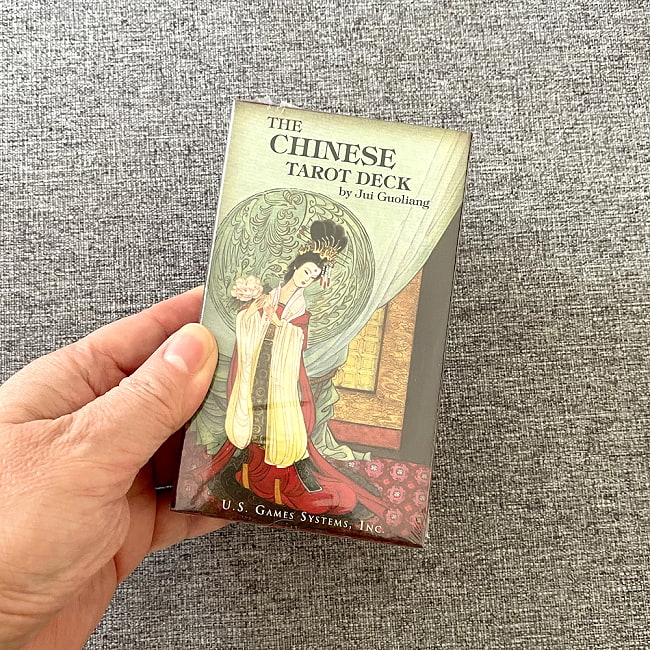 チャイニーズタロットデッキ - Chinese tarot 5 - 箱を手に持ってみました。箱を持った手は、付け根から中指の先まで約15cmです