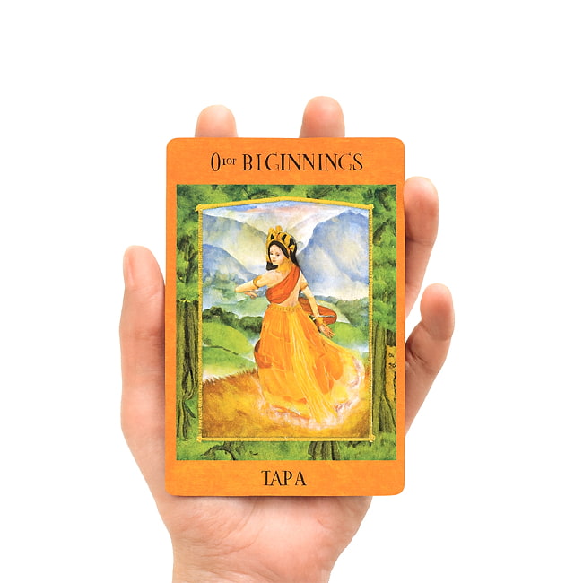 女神のタロット - GODDESS TAROT 3 - カードを手に持ってみました。カードを持った手は、付け根から中指の先まで約15cmです
