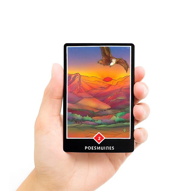 Osho禅タロットデッキ・ブックセット - Osho Zen Tarot Deck ・ Book Set 3 - カードを手に持ってみました。カードを持った手は、付け根から中指の先まで約15cmです
