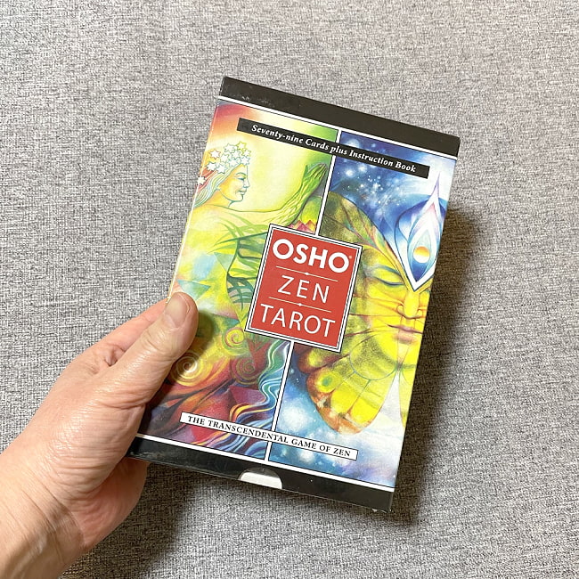 Osho禅タロットデッキ・ブックセット - Osho Zen Tarot Deck ・ Book Set 4 - 箱を手に持ってみました。箱を持った手は、付け根から中指の先まで約15cmです