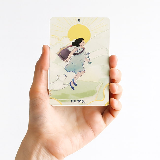 子供のためのタロット - Tarot for kids 4 - カードを手に持ってみました。カードを持った手は、付け根から中指の先まで約15cmです