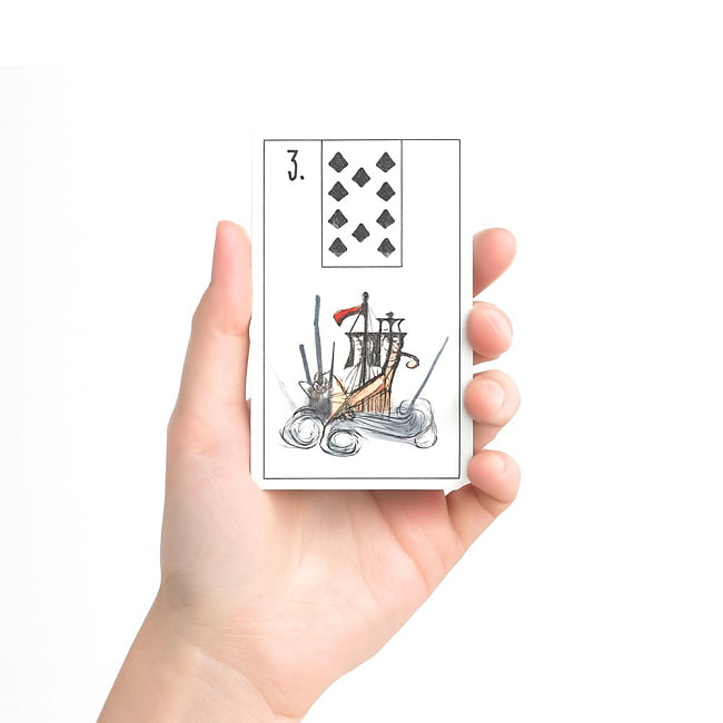 メイビールノルマン - Maybe Lenorman 4 - カードを手に持ってみました。カードを持った手は、付け根から中指の先まで約15cmです
