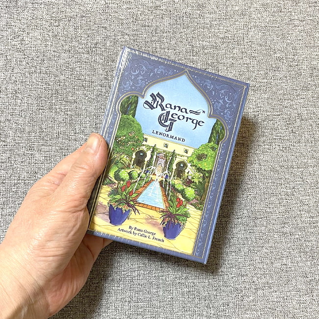 ラナ・ジョージ・ルノルマン - Lana George Renorman 5 - 箱を手に持ってみました。箱を持った手は、付け根から中指の先まで約15cmです