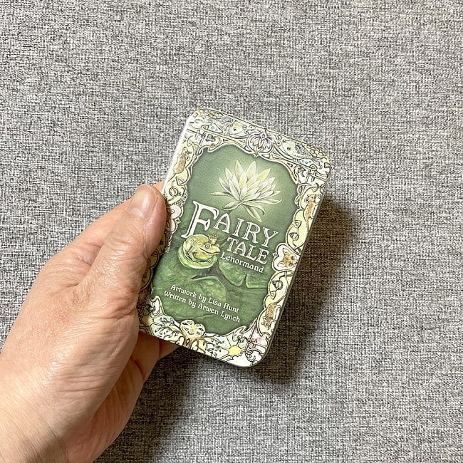 フェアリーテイル ルノルマン - Fairy tale Lenorman 5 - 箱を手に持ってみました。箱を持った手は、付け根から中指の先まで約15cmです