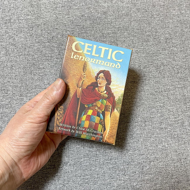 ケルト・ルノルマン - Celtic Lenorman 5 - 箱を手に持ってみました。箱を持った手は、付け根から中指の先まで約15cmです