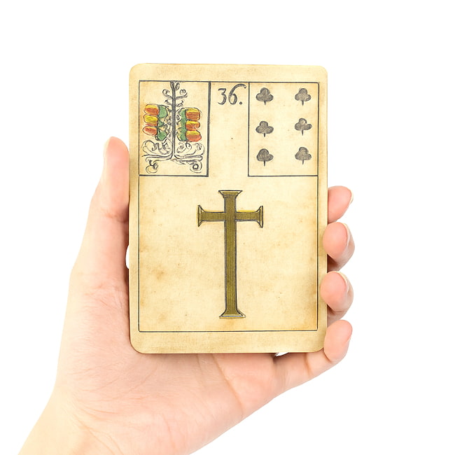 プライマルノルマン - Primal Lenormand? The game of your choice 3 - カードを手に持ってみました。カードを持った手は、付け根から中指の先まで約15cmです