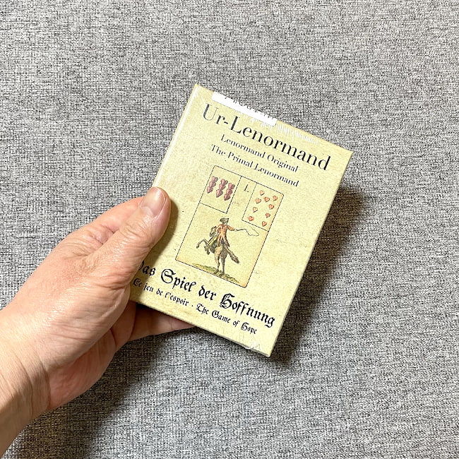 プライマルノルマン - Primal Lenormand? The game of your choice 4 - 箱を手に持ってみました。箱を持った手は、付け根から中指の先まで約15cmです