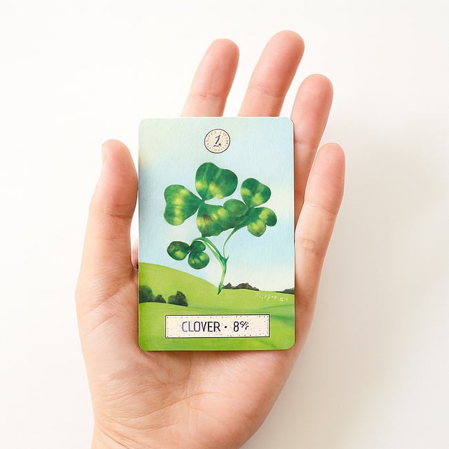 ドリーミングウェイルノルマン - Dreaming Way Lenorman 4 - カードを手に持ってみました。カードを持った手は、付け根から中指の先まで約15cmです

