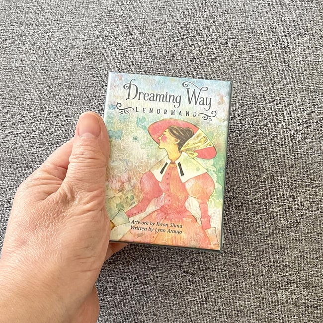 ドリーミングウェイルノルマン - Dreaming Way Lenorman 5 - 箱を手に持ってみました。箱を持った手は、付け根から中指の先まで約15cmです


