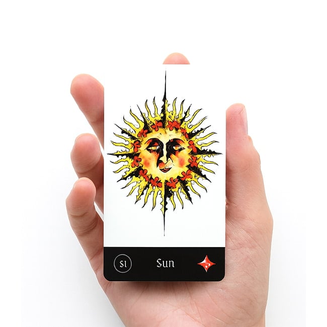 マレフィック・ルノルマン - Malefic Lenorman 3 - カードを手に持ってみました。カードを持った手は、付け根から中指の先まで約15cmです
