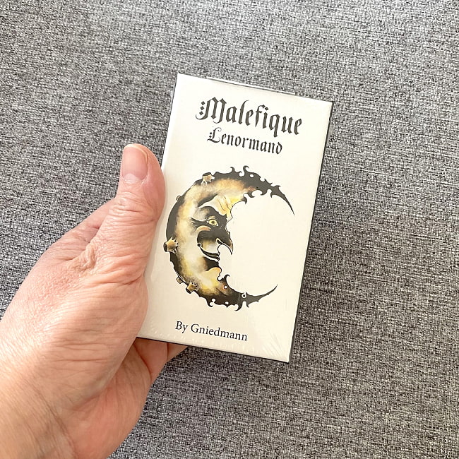 マレフィック・ルノルマン - Malefic Lenorman 4 - 箱を手に持ってみました。箱を持った手は、付け根から中指の先まで約15cmです