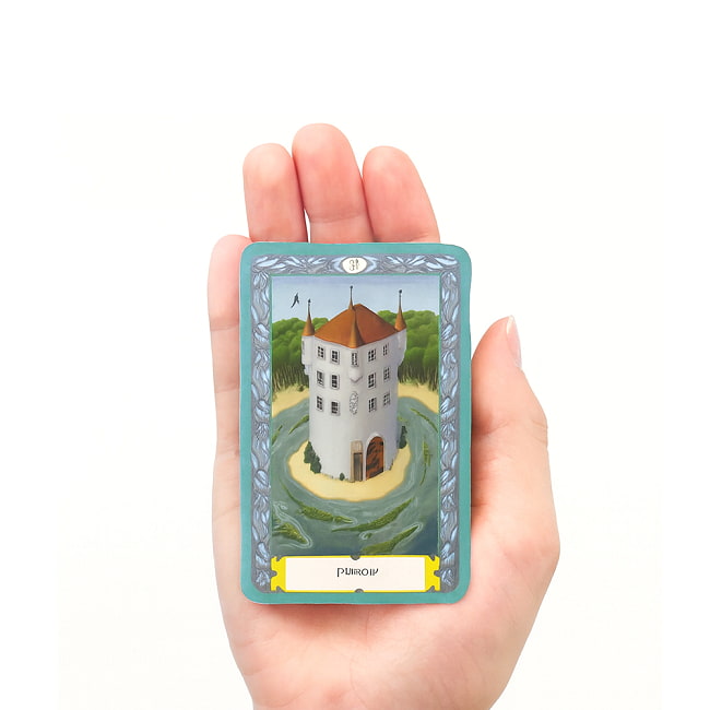 神秘的なキッパーデッキ - Mysterious Kipper Deck 3 - カードを手に持ってみました。カードを持った手は、付け根から中指の先まで約15cmです