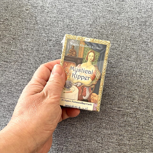 神秘的なキッパーデッキ - Mysterious Kipper Deck 4 - 箱を手に持ってみました。箱を持った手は、付け根から中指の先まで約15cmです