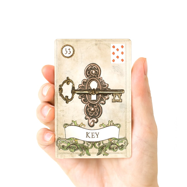 オールドスタイルルノルマン - Old Style Lenormand 3 - カードを手に持ってみました。カードを持った手は、付け根から中指の先まで約15cmです

