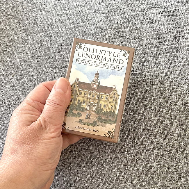 オールドスタイルルノルマン - Old Style Lenormand 4 - 箱を手に持ってみました。箱を持った手は、付け根から中指の先まで約15cmです
