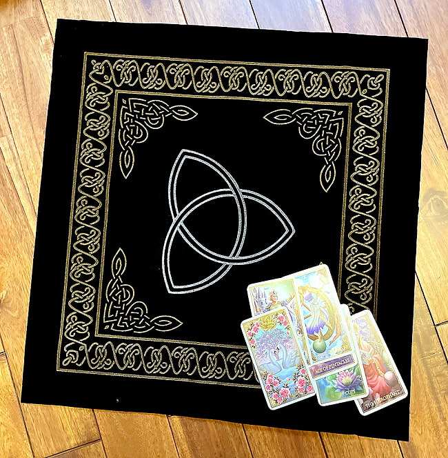 タロットテーブル クロス（リゾルトトライアングル）- Tarot Table Cross (resolved triangle)の写真1枚目です。聖なる文様をモチーフに手触り素敵です。オラクルカード,占い,カード占い,タロット,ルノルマン,レノルマン,Lenorman,オラクル,ダウジング,ペンジュラム